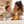 Mutter und Kleinkind sitzen gemeinsam im Kinderzimmer mit Lina Wolke und Tali Puma. Die interaktiven Kuscheltiere begleiten liebevolle Familienmomente, fördern Fantasie und schaffen Geborgenheit im Alltag.