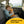 Lenabo Starter Kit mit Lenabie Tali (Puma) und Lenabo Smart Speaker – Kleinkind sitzt angeschnallt im Autositz und hält das Audio-Kuscheltier, ideal für Autofahrten, Reisen und unterwegs, mobiler Hörspiel- und Einschlafbegleiter für Kinder ab 0 Jahren