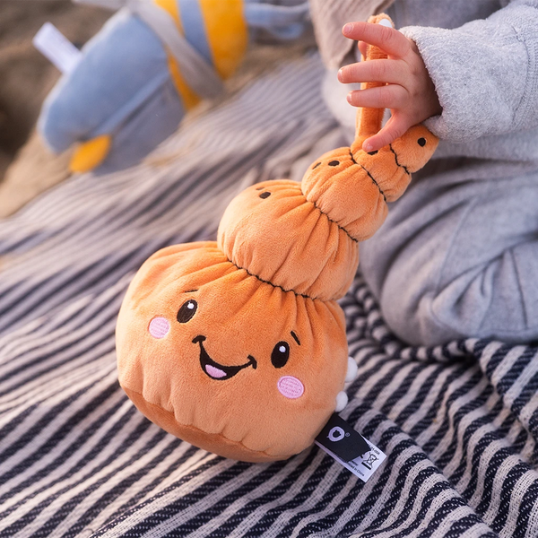 Detailaufnahme von Lenabie Mia (Muschel) mit praktischer Aufhängeschlaufe – weiches Audio-Kuscheltier für Babys und Kleinkinder, kompatibel mit dem Lenabo Smart Speaker, ideal zum Greifen, Spielen und Mitnehmen